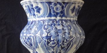 Amphora - Anfora Delf large amphora with a round base and a traditional hand painted decoration in blue flowers, and with a size of 24 inches high. Delf jarron grande con la...